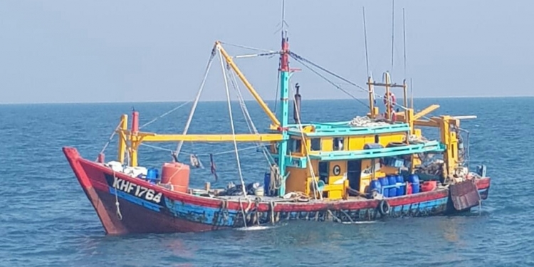 Dua Kapal Pencuri Ikan Berbendera Malaysia Ditangkap Di Perairan Selat