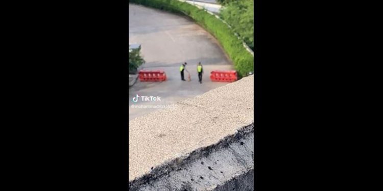 Viral Dua Satpam Main Bottle Flip Pakai Cone Pembatas Jalan Netizen