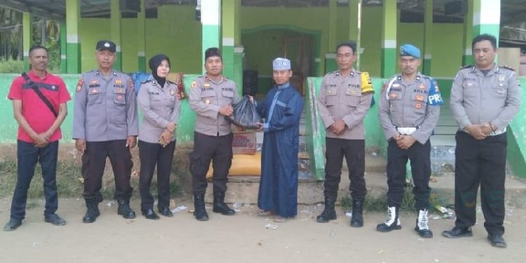 Polsek Atinggola Salurkan Bantuan Ke Ponpes Al Fatah Di Gentuma Raya