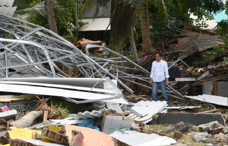 Presiden Joko Widodo meninjau kondisi dampak bencana tsunami