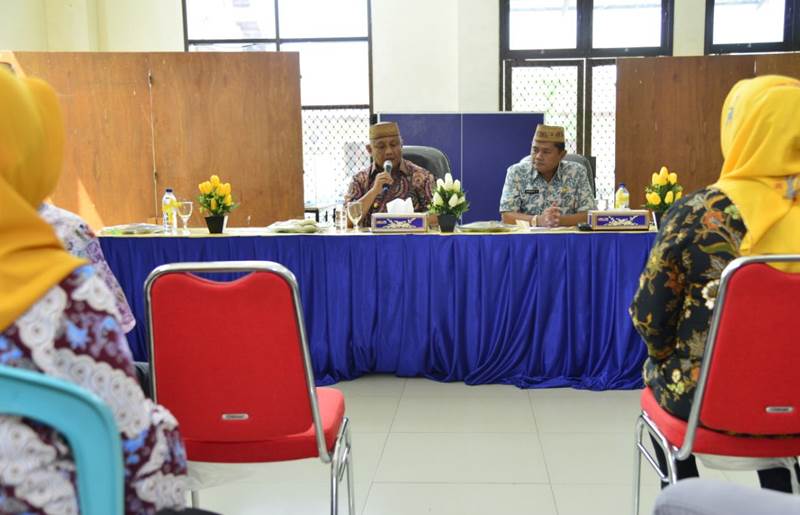 Gubernur Gorontalo Rusli Habibie (kiri) saat memberikan pembinaan kepada pegawai di lingkungan Dinas PUPR, Jumat (28/12/2018). Salah satu arahannya meminta agar semua pimpinan OPD untuk segera membayarkan gaji honorer di awal tahun 2019. (Foto: Alfred-Humas).