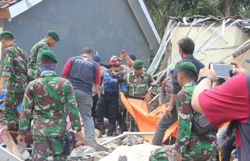 Tim gabungan dari TNI (Yon Mandala Yudha Kostrad), Polri, Basarnas, BPBD, Pemda, Tagana, dan relawan