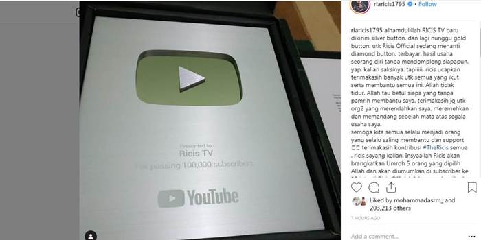 Youtube memberikan silver button untuk akun Ricis TV.