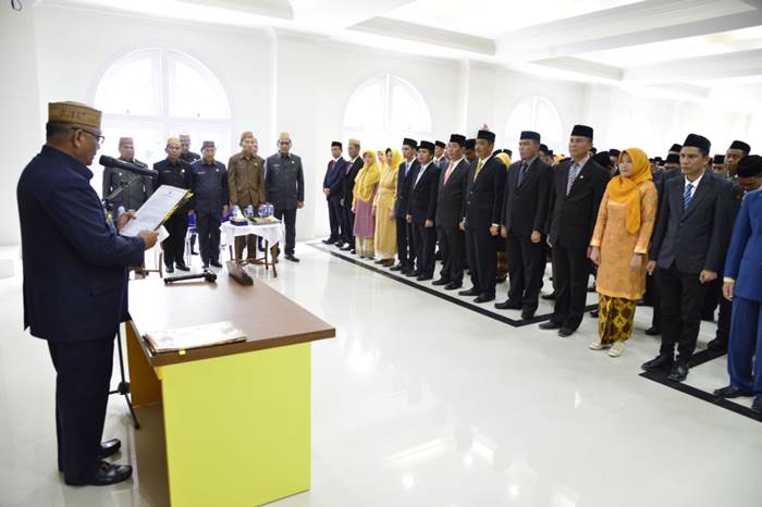 Gubernur Gorontalo Rusli Habibie ketika melantik administrator dan pegawas di lingkungan Pemerintah Provinsi Gorontalo. (Foto humas Provinsi Gorontalo)
