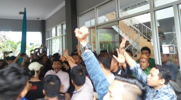 Demo Mahasiswa UNG Diwarnai Saling Dorong Pintu Kaca BAKP 