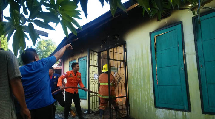 Kebakaran toko pupuk di Desa Sejahtera, Kecamatan Bulango Selatan, Bone Bolango