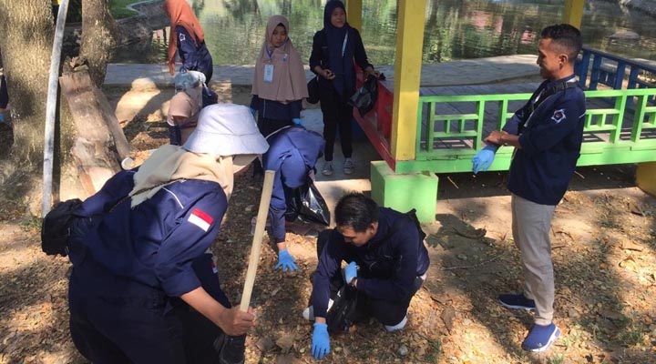GenbI aksi bersih-bersih peduli lingkungan pariwisata