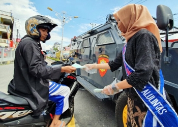 Polwan Bagi Makser di Hari Kartini