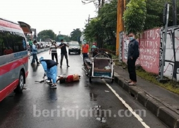 Seorang tukang becak di Kota Cirebon, Jawa Barat, pingsan. Warga mengira terkena korona, tapi ternyata lantaran kelaparan. (dok.berita jatim)