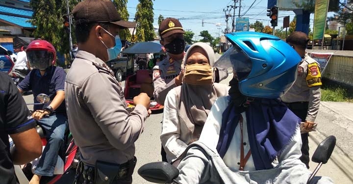 Polsek Kabila Bagikan Masker Gratis