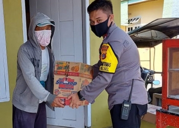 Personel Polsek Kota Timur bagi sembako