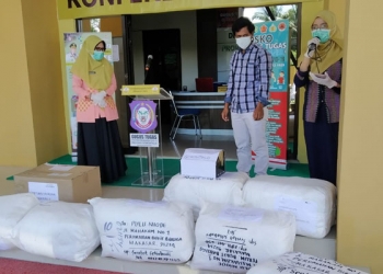 Bantuan APD sebanyak 7 koli bersama googles dan faceshiel dari PT Tri Ariesta Dinamika dan Yayasan Hadji Kalla diterima oleh Gugus Tugas Covid-19 Provinsi Gorontalo, Kamis (23/4/2020).(ari/gopos)