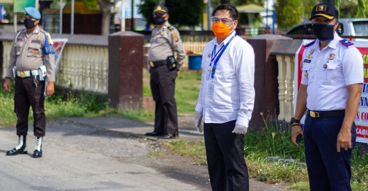 Bupati Bone Bolango bagi-bagi masker gratis bagi warga