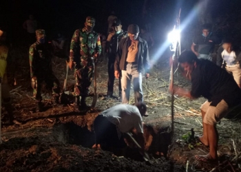 Bupati Gorontalo, Nelson Pomalingo, turut mengawal proses pemakaman jenazah PDP di Kelurahan Hepuhulawa, Kecamatan Limboto, Kabupaten Gorontalo.(istimewa)