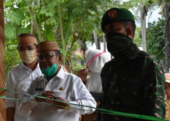 Bupati Gorontalo Utara, Indra Yasin (kedua kiri) saat meninjau posko perbatasan di Atinggola, Gorontalo Utara.