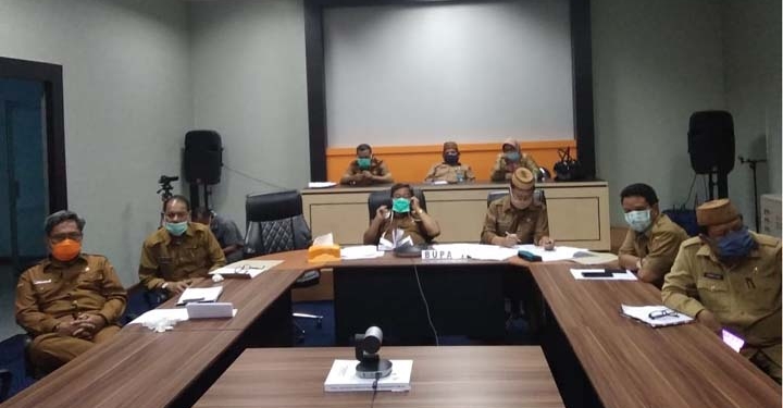 Bupati Gorontalo Utara, Indra Yasin, menyampaikan perkembangan penanganan covid-19 di Kabupaten Gorontalo Utara kepada Pemprov Gorontalo melalui video conference, Selasa (14/4/2020).