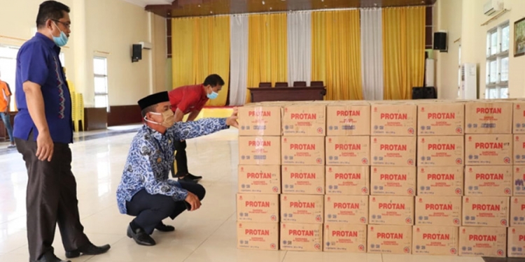 Bantuan Bahan Pokok untuk masyarakat erdampak Covid-19