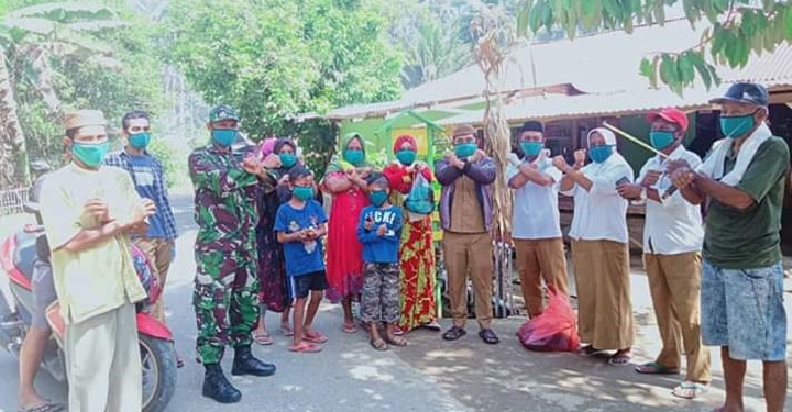 Pembagian masker di desa ipilo