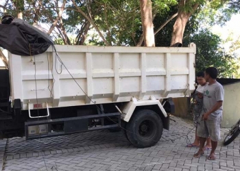 Mobil dump truk yang mengangkut cap tikus 5,4 ton asal Amurang, Sulawesi Utara diamankan Sat Brimob Polda Gorontalo, Ahad (12/4/2020). (istimewa)