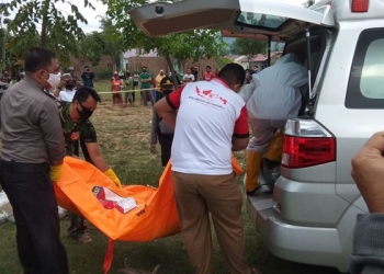 Evakuasi mayat pria misterius