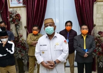 Gubernur Gorontalo, Rusli Habibie, menyampaikan hasil pemeriksaan laboratorium yang menyatakan satu orang warga Gorontalo positif Covid-19. (andi/gopos)