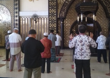 Sejumlah jemaah melaksanakan salat di Masjid Baiturrahman, Limboto. (arif/gopos)