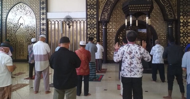 Sejumlah jemaah melaksanakan salat di Masjid Baiturrahman, Limboto. (arif/gopos)
