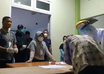 Petugas medis melakukan pemeriksaan terhadap jemaah tablig asal Gorut yang menjalani masa isolasi di asrama haji Gorontalo, Sabtu (11/4/2020). (Humas Pemkab Gorut)