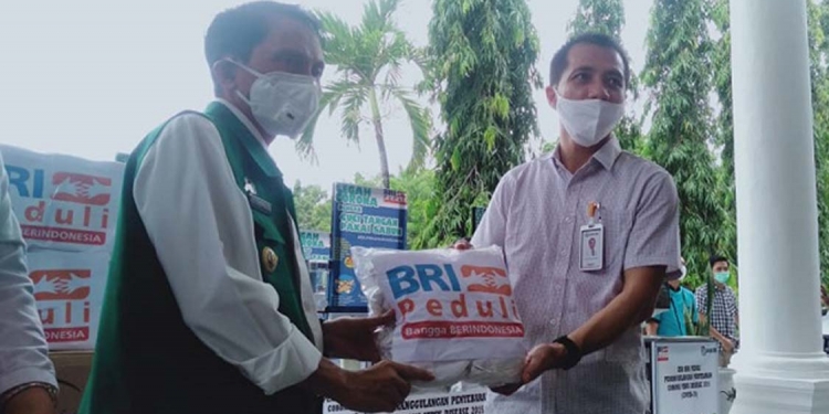 Bupati Gorontalo, Nelson Pomalingo, menerima bantuan wastafel dari BRI, Rabu (15/4/2020)