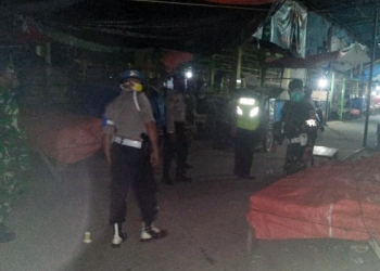 Patroli warga yang masih berkumpul di atas jam 10 malam