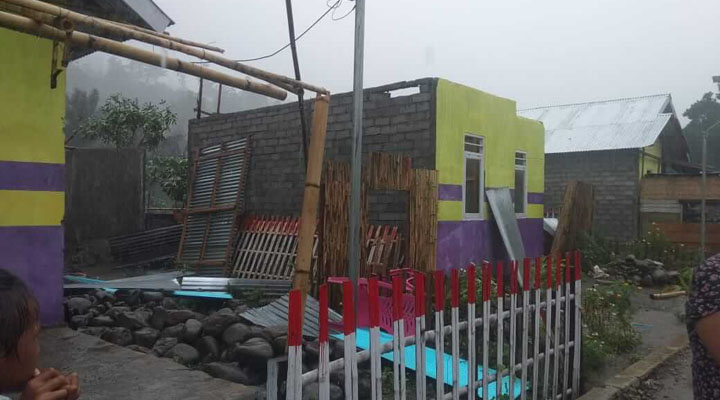 Sebanyak 12 rumah di Gorontalo Utara porak-poranda diterjang puting beliung