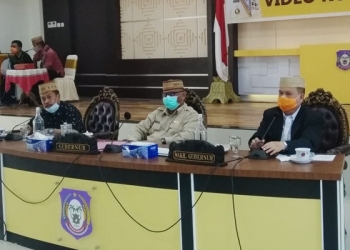 Ketua DPRD Provinsi Gorontalo, Paris Jusuf (kiri) mengikuti rapat Forkopimda bersama Gubernur Gorontalo, Rusli Habibie (tengah), dan Wakil Gubernur Gorontalo, Idris Rahim.(Humas Deprov)