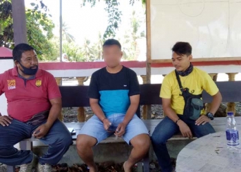 SBK bersama petugas Polsek Popayato Timur memberi klarifikasi terkait postingannya tentang corona di media sosial. (istimewa)