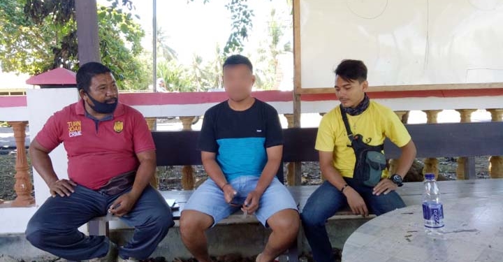 SBK bersama petugas Polsek Popayato Timur memberi klarifikasi terkait postingannya tentang corona di media sosial. (istimewa)