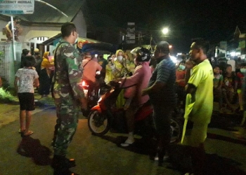 TNI Bubarkan blokade jalan