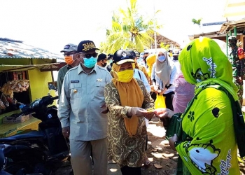 Gubernur Gorontalo Rusli Habibie membagikan bantuan untuk warga Ponelo