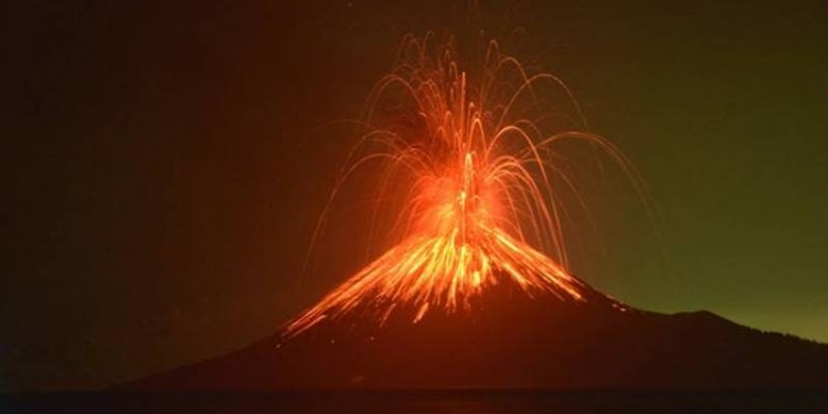 Anak Kraktau Meletus