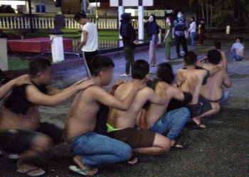 Para remaja yang diamankan tim patroli kepatuhan Polres Gorontalo Kota di sebuah tempat kos di Jl Jhon A Katili, Kota Gorontalo, Rabu (8/4/2020) malam. (ari/gopos)