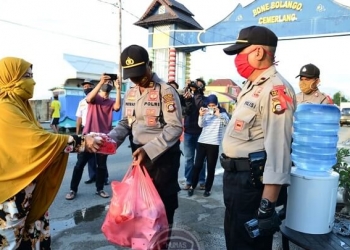 Idah Syahidah Bagi-bagi Takjil