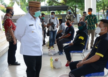Bantuan sembako untuk karyawan toko