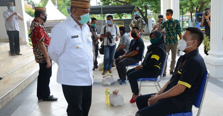 Bantuan sembako untuk karyawan toko