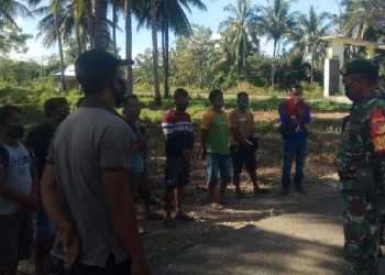 11 orang pemudik dari Sulawesi Utara asal Gorontalo yang diamankan petugas perbatasan saat menerobos masuk lewat jalur laut menggunakan perahu. (foto.istimewa)