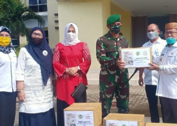 Serahkan Bantuan APD ke Bupati Gorut