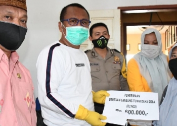 Ridwan Yasin Serahkan BLT di Desa Ombulodata