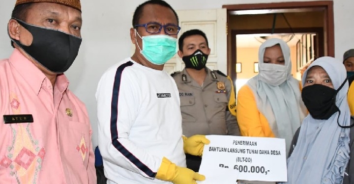 Ridwan Yasin Serahkan BLT di Desa Ombulodata