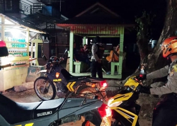 Warga lalu lalang malam hari
