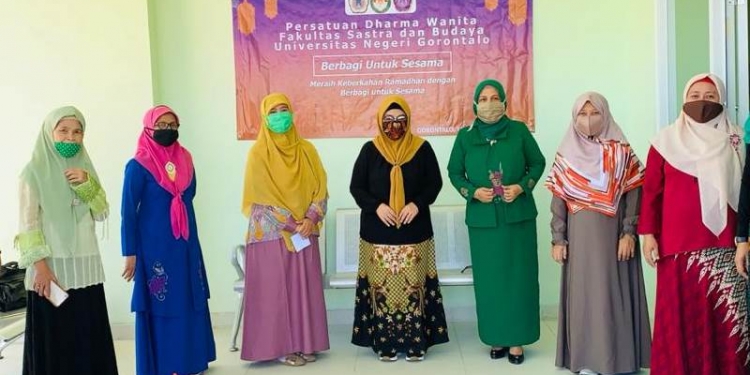 Bagikan 80 Paket Sembako ke CS dan Security Kampus