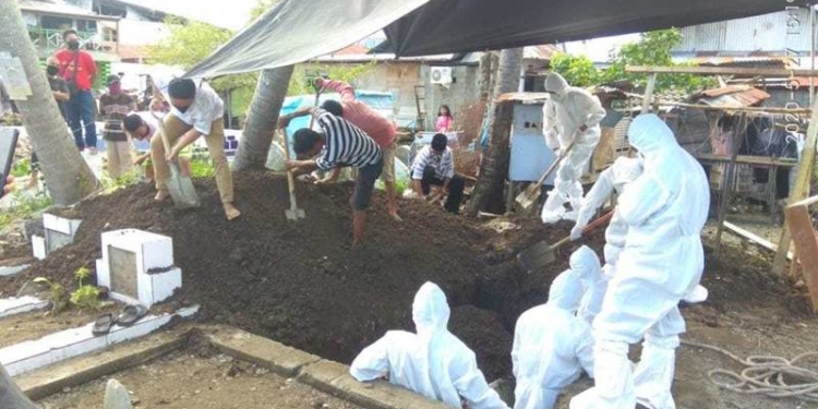 Seorang Warga Dimakkan Dengan Protokol Covid-19