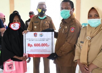 Salurkan BLT Tahap 2 di Desa Tolinggula Pantai