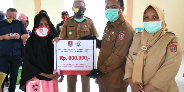 Salurkan BLT Tahap 2 di Desa Tolinggula Pantai